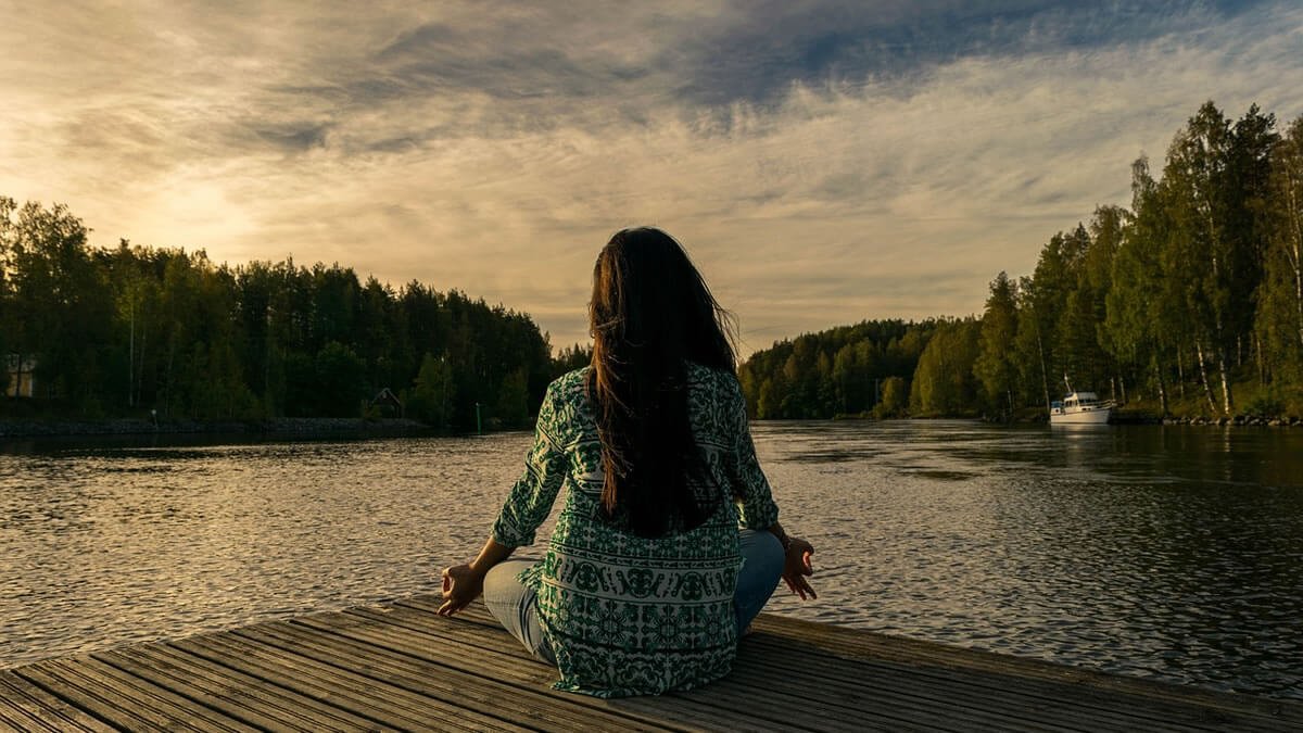 Meditação e Reencarnação: A Conexão Espiritual Entre Corpo e Alma
